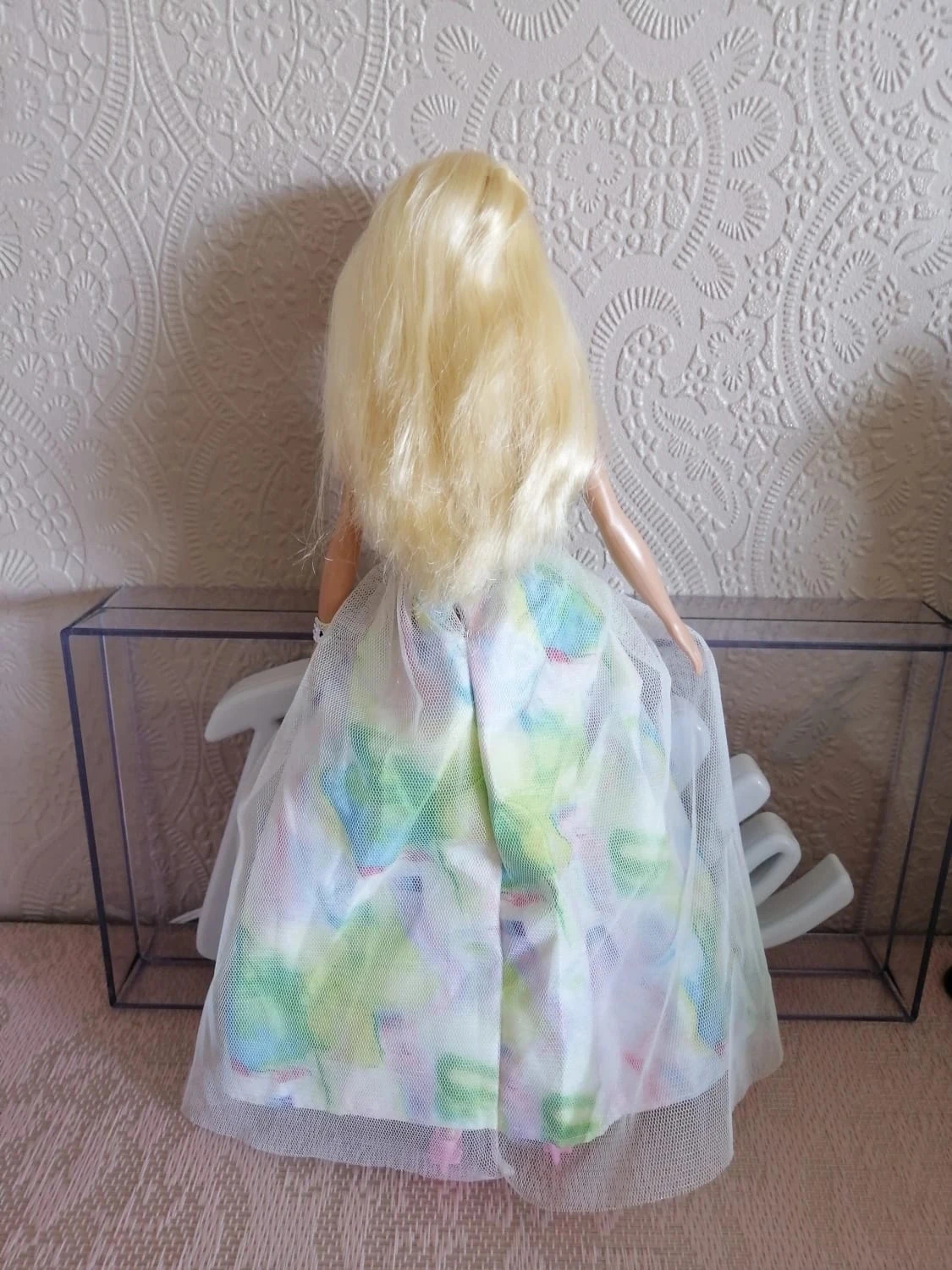 Bonita Barbie en un vestido de baile primaveral – photo 3